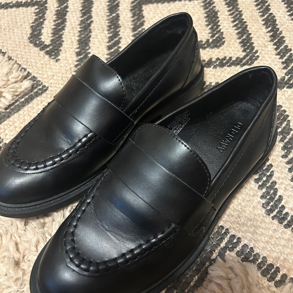 EUC Old Navy Women’s Sleek Classic Black Slip-On Loafers size 6.5 - Picture 6 of 6
